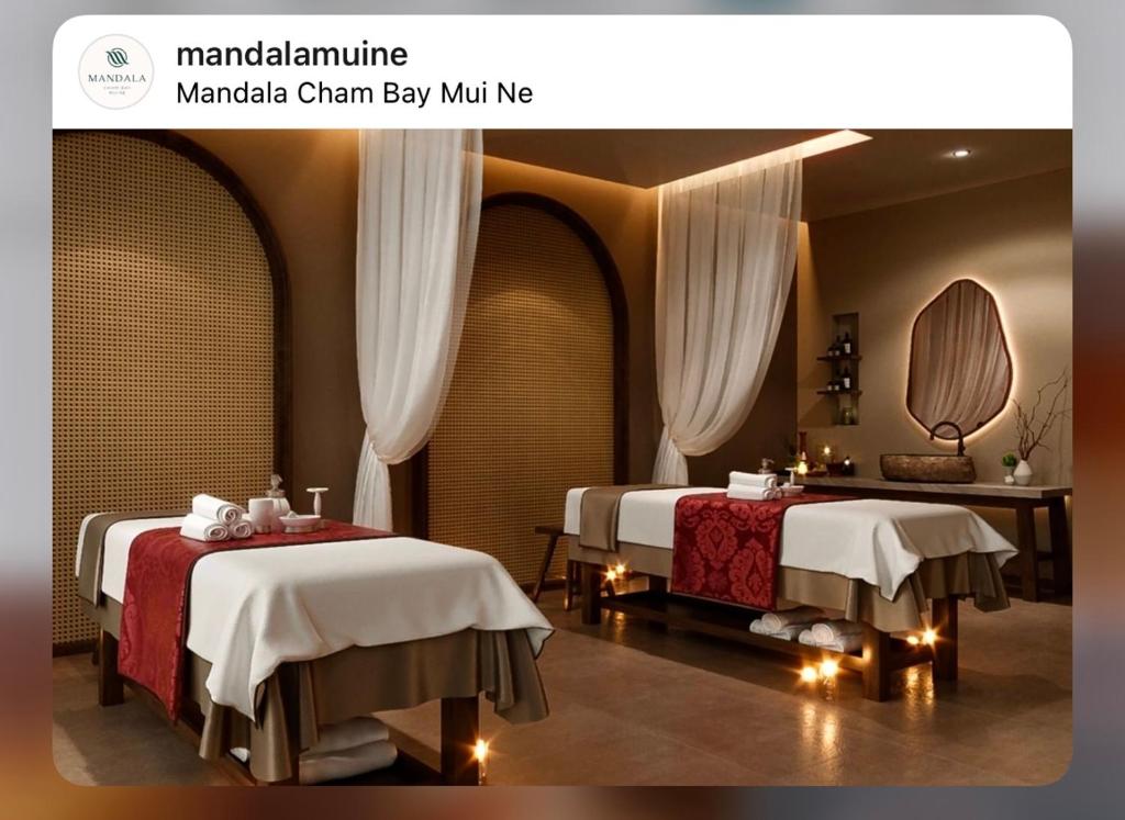 ファンティエットにあるApec Mandala Mũi Né - Phan Thiếtのベッド2台と鏡が備わるホテルルームです。