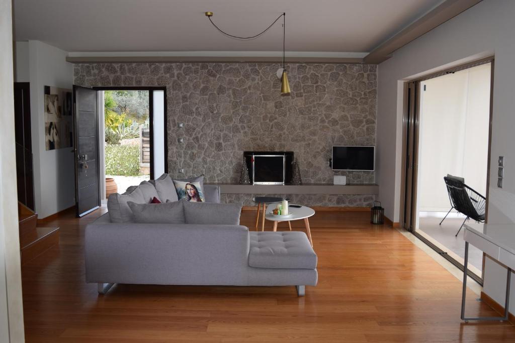 Телевизор и/или развлекательный центр в Avatonblue Villa Nafplio