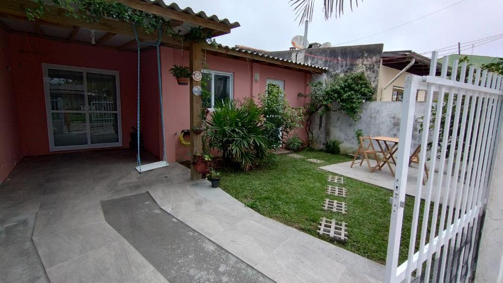 een huis met een wit hek en een tuin bij Casa Mar azul in Torres