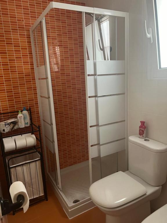 een badkamer met een toilet en een glazen douche bij Wohnung in Chilches in Xilxes