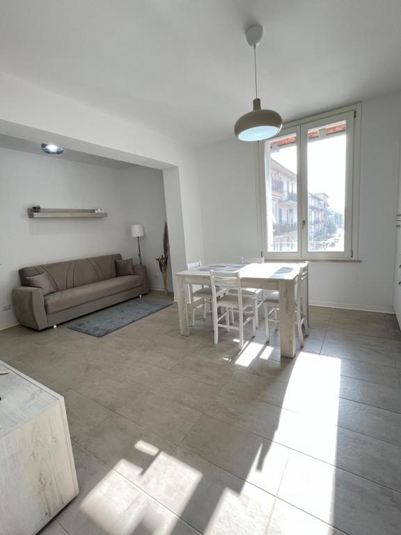 uma sala de estar com um sofá e uma mesa em Castramajora Alloggi em Casalmaggiore