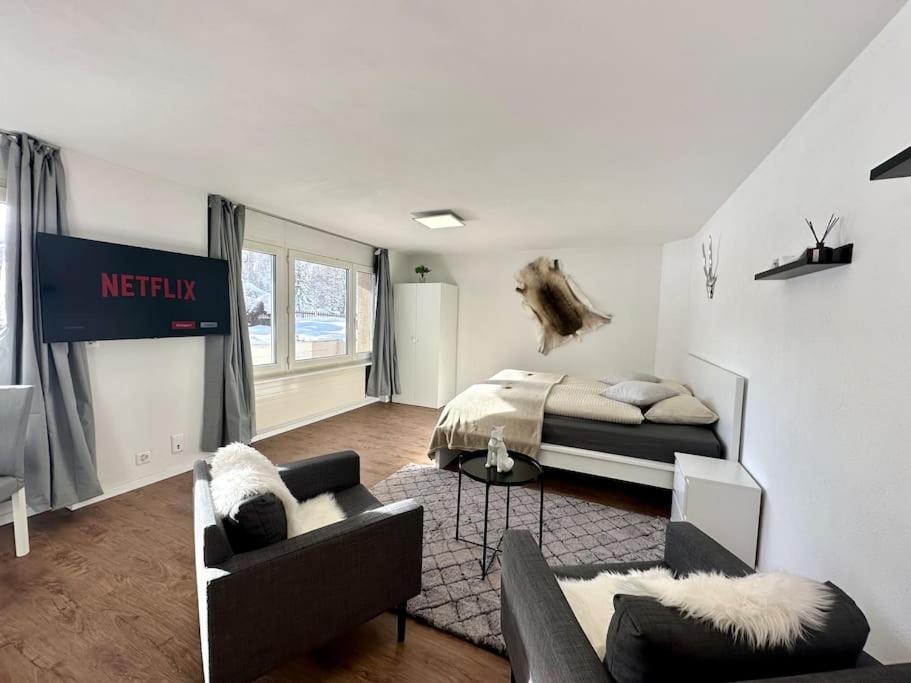 ein Wohnzimmer mit einem Bett und einem Sofa in der Unterkunft Cozy loft for 2 near zermatt in Täsch