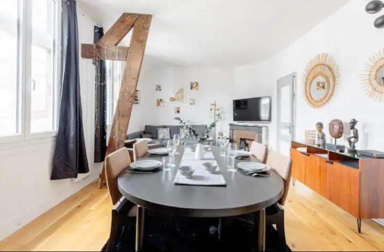 une salle à manger avec une table et des chaises et une cuisine dans l'établissement Passo, à Rouen
