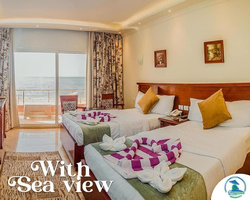 Pokój z 2 łóżkami i widokiem na morze w obiekcie Amwaj Hotel w Aleksandrii
