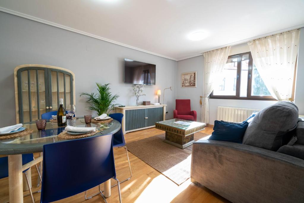 a living room with a couch and a table at Apartamento Go - La Ermita in Arroyo de la Encomienda