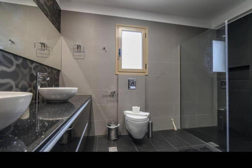 Ванная комната в Avatonblue Villa Nafplio