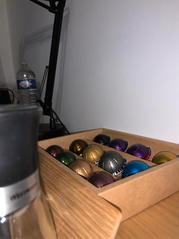 uma caixa de madeira cheia de muitas bolas coloridas diferentes em Chambre charmante entre Paris et Disney em Noisy-le-Grand