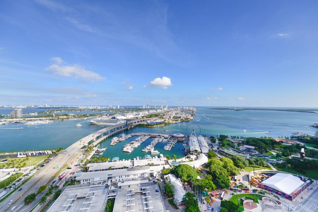 eine Luftansicht eines Hafens mit Booten im Wasser in der Unterkunft Captivating Bayside Apartment at Downtown Miami in Miami