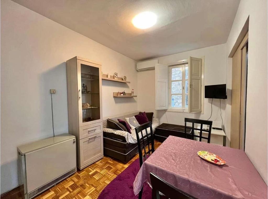- un salon avec une table et un canapé dans l'établissement Apartment Old town Milica, à Herceg-Novi