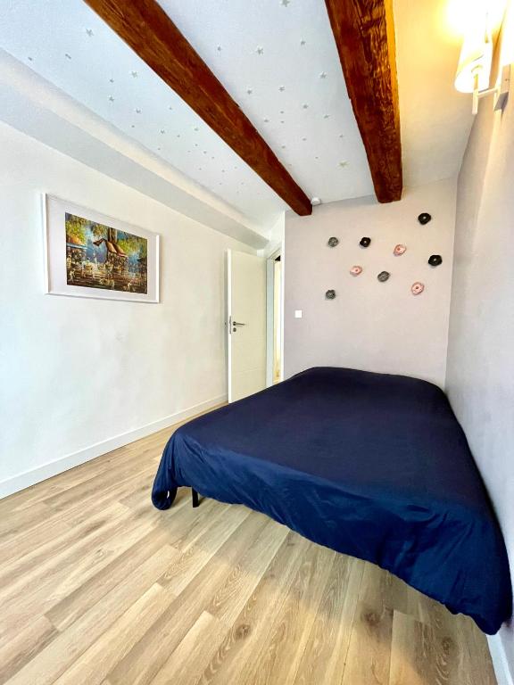 a bedroom with a blue bed in a room at Strasbourg magnifique appartement centre ville Petite France in Strasbourg