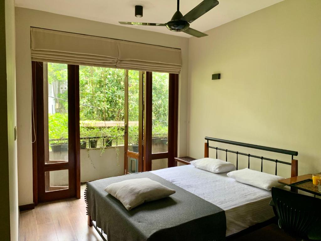 Voodi või voodid majutusasutuse Cozy luxury room with balcony view ! toas