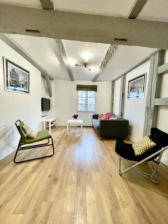 un salon avec deux chaises et un canapé dans l'établissement Strasbourg magnifique appartement centre ville Petite France, à Strasbourg