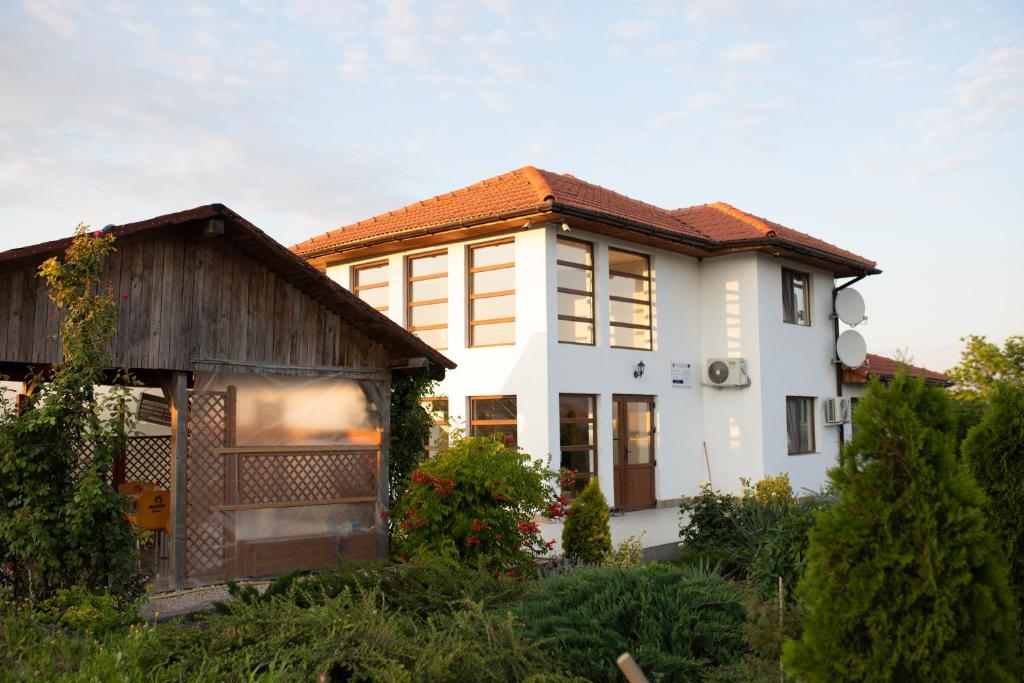 een wit huis met een bruin dak bij Paradiso Resort in Sarinasuf