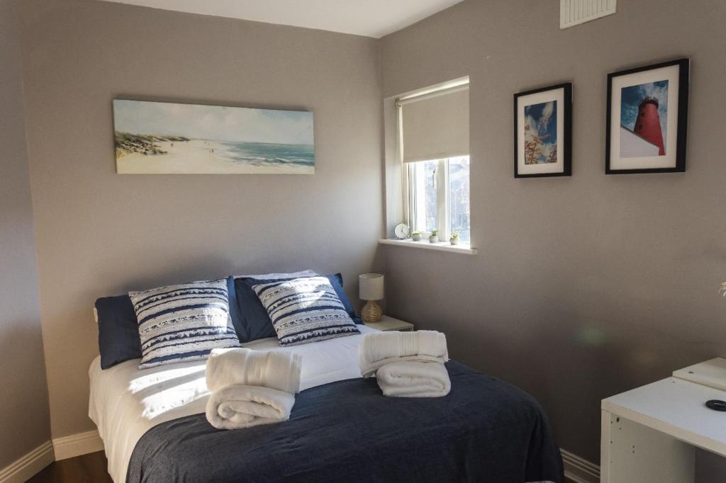 1 dormitorio con 1 cama con toallas en En-Suite room in Carlow Town en Carlow