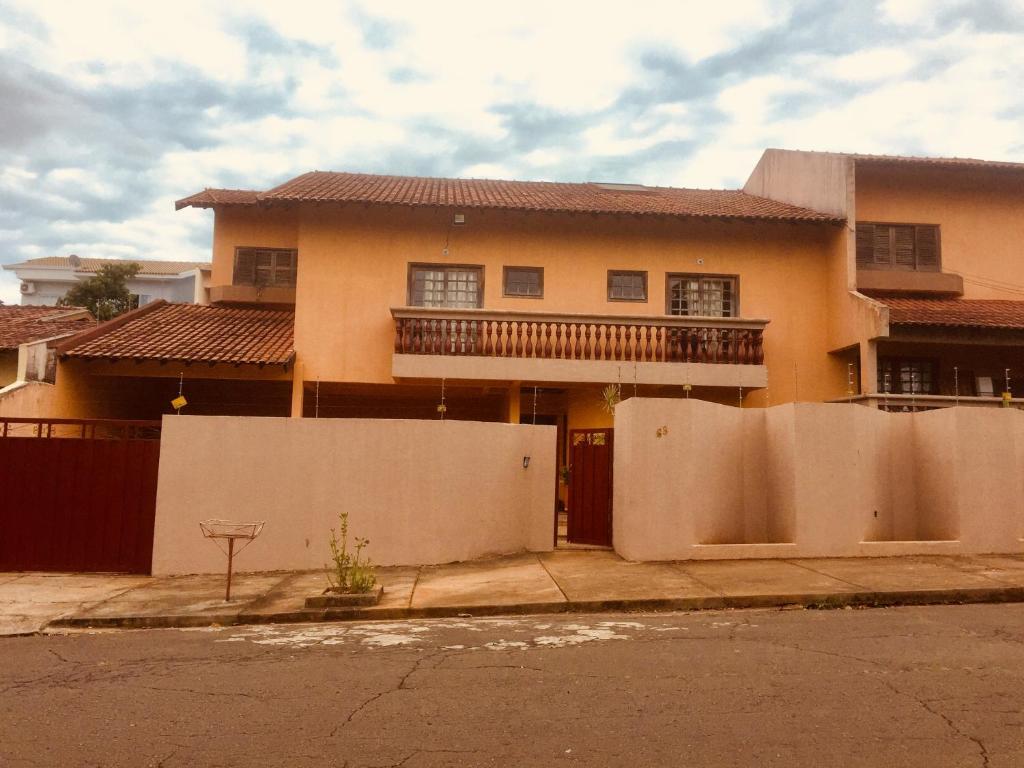 una casa con una valla delante de ella en CASA DO LAGOO en Londrina