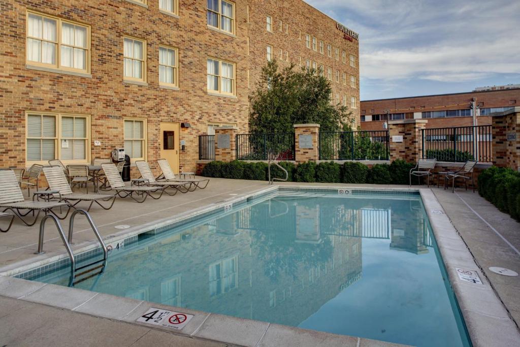 a swimming pool in front of a building at Courtyard Kansas City Country Club Plaza in Kansas City