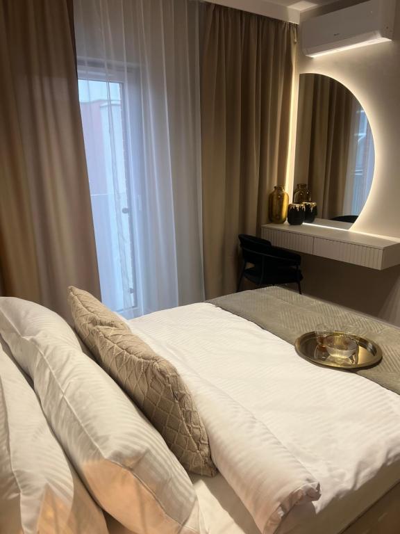 Katil atau katil-katil dalam bilik di Crystal Luxury Apartment with Free Parking in Cracow for 4 Guests