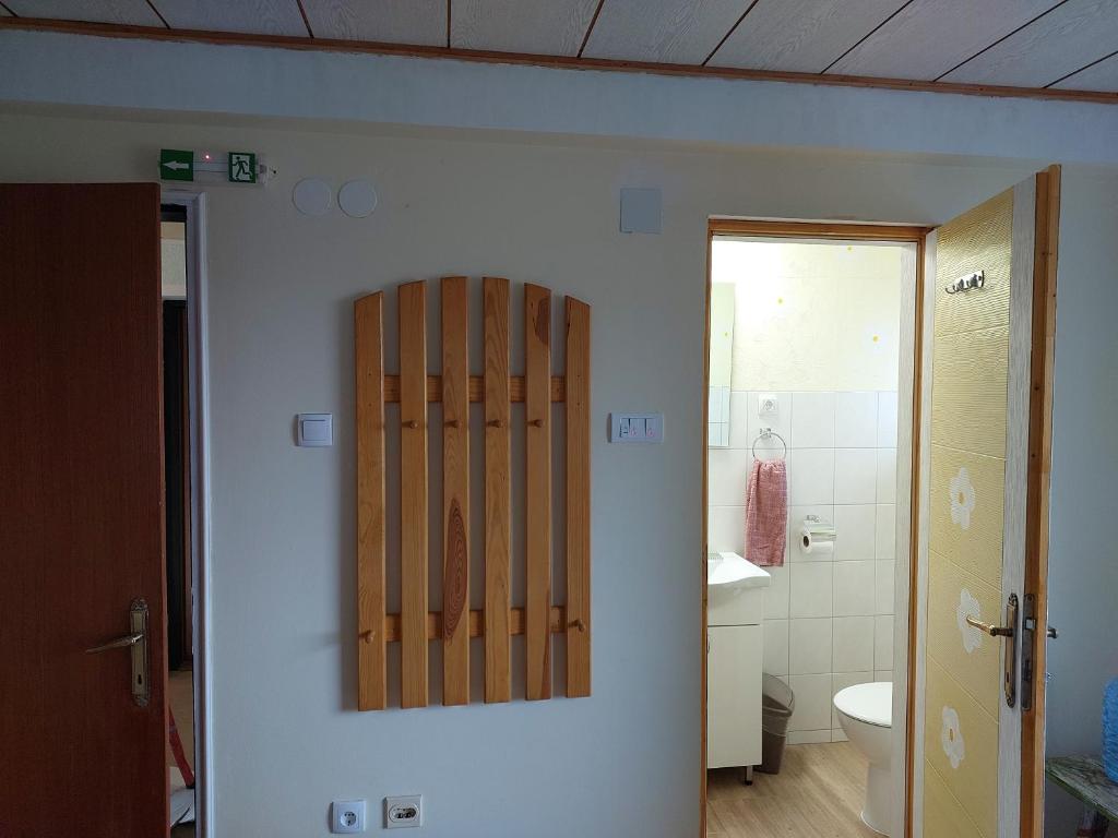 uma casa de banho com um WC e uma porta para em Аpartman ELENA em Rakovac
