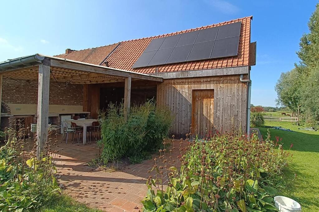 uma casa com painéis solares por cima em Huis Belijn em Lokeren