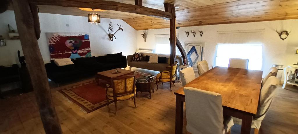 - Vistas a la sala de estar y al comedor en Maison-indi deluxe 3 slpk-6p, en Houffalize