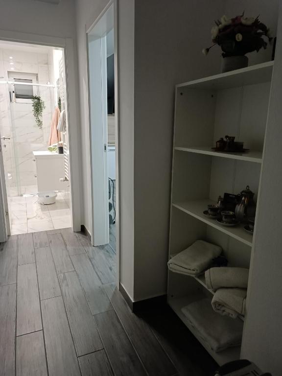 Pokój z korytarzem i pokojem z łazienką w obiekcie Apartman na jezeru w Zagrzebiu