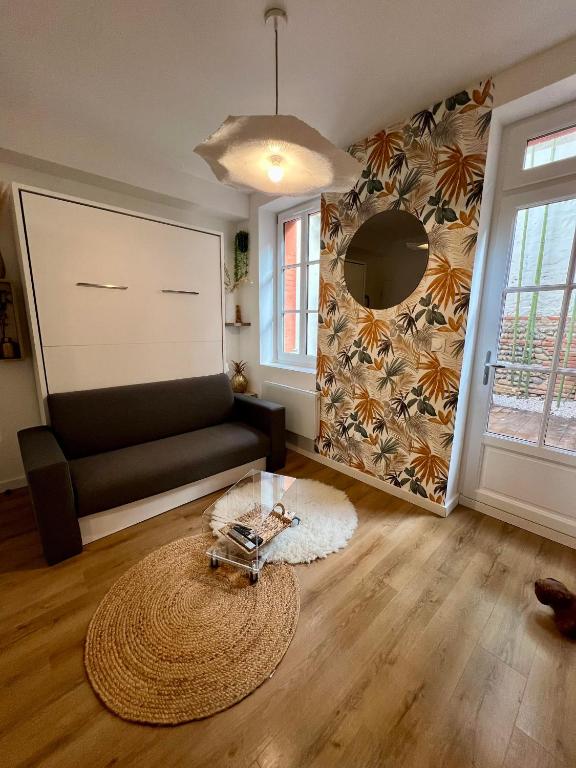 un salon avec un canapé et un miroir dans l'établissement Casa Nostra - T1 - Terrasse privative, à Toulouse