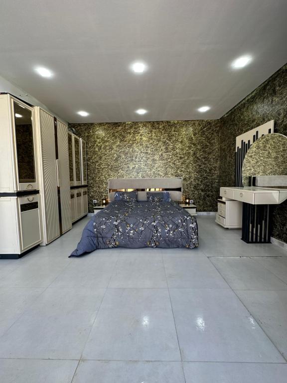 1 dormitorio con 1 cama y lavamanos. en Résidence plage Oued Tanger en Skikda