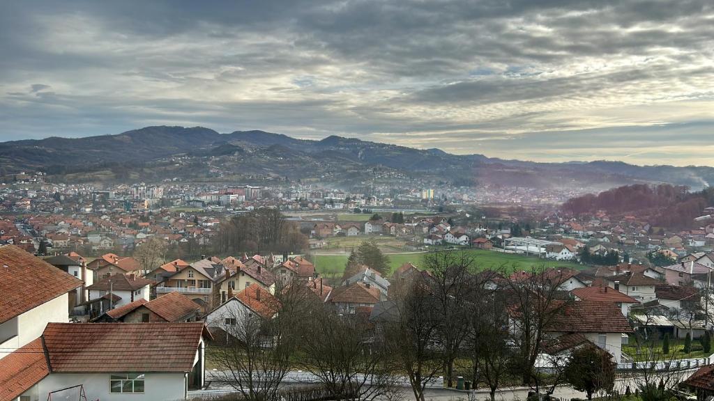 uma cidade com casas e montanhas ao fundo em Čaroban pogled em Srebrenik