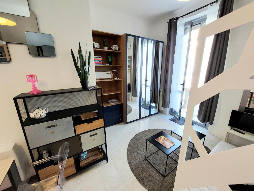 - un salon avec une télévision et un miroir dans l'établissement Studio 1 Milano Navigli, à Milan