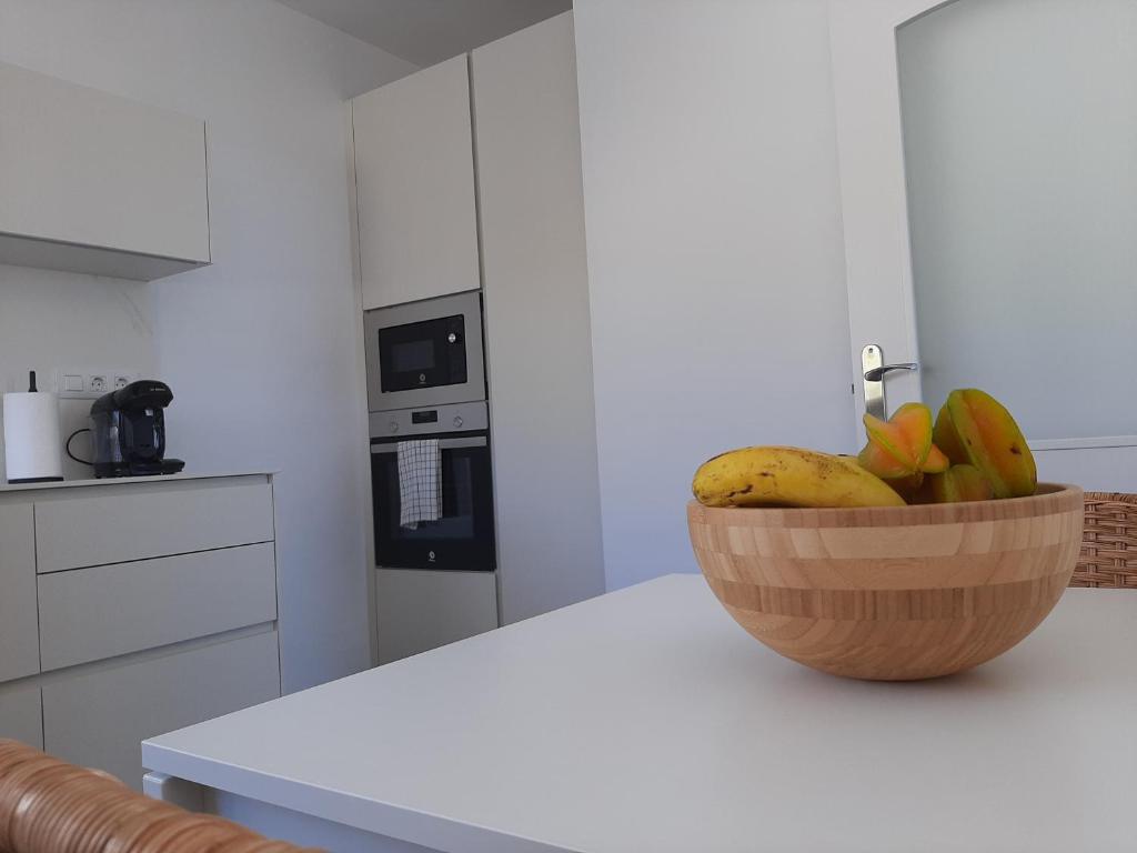 un bol de fruta en una barra en la cocina en Casa Argeo, en Los Llanos de Aridane