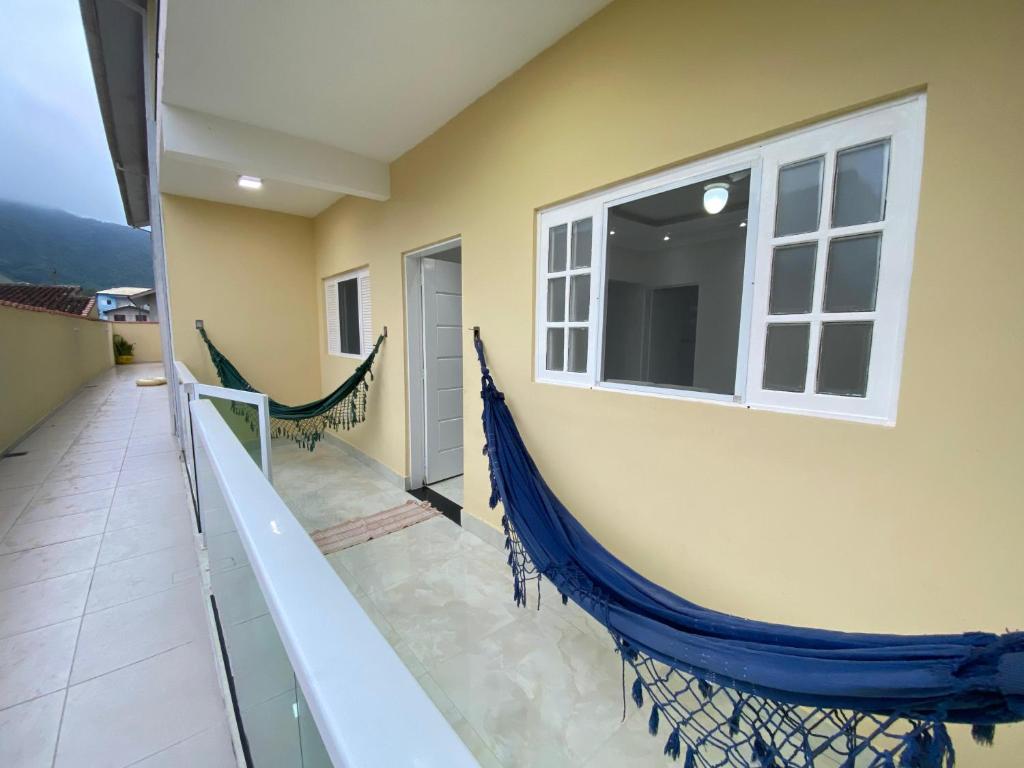 un balcón con una red en el lateral de una casa en morada do sol, en Ubatuba