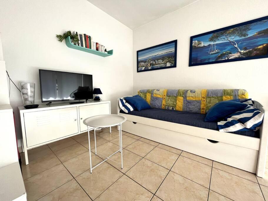 un salon avec un canapé et une télévision dans l'établissement Sympa F2 avec parking et piscine, à Montpellier