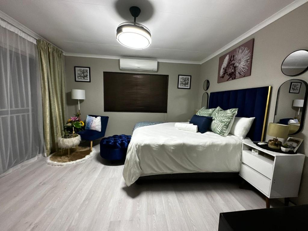 um quarto de hotel com uma cama e uma televisão em Acuvea Inn em Kempton Park