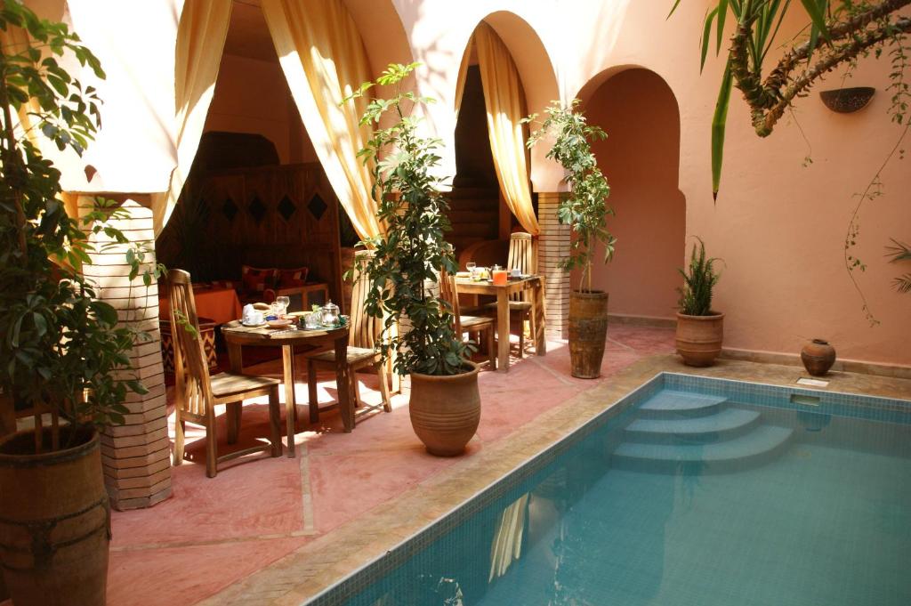 Casa con piscina y restaurante en Riad Azenzer en Marrakech