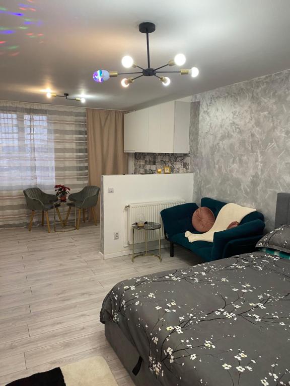 een slaapkamer met een bed en een woonkamer bij Sofi Studio Central in Boekarest