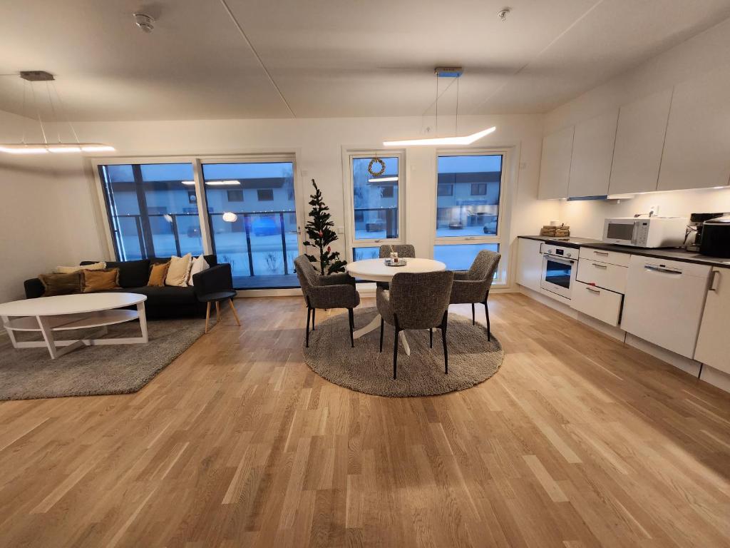 cocina y sala de estar con mesa y sillas. en Gjerdrum/ Oslo apartment for your trip/holiday en Gjerdrum