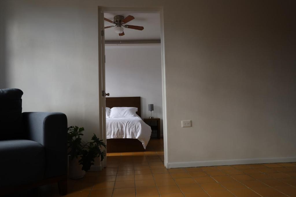 - une chambre avec un lit et un ventilateur de plafond dans l'établissement Hotel Mado, à Jalostotitlán