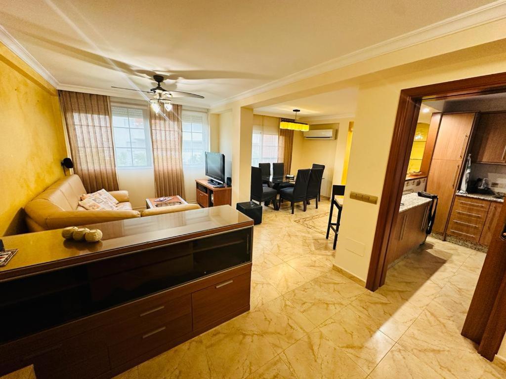 - un salon avec un canapé et une table dans l'établissement Apartamento Playa Fuengirola, à Fuengirola