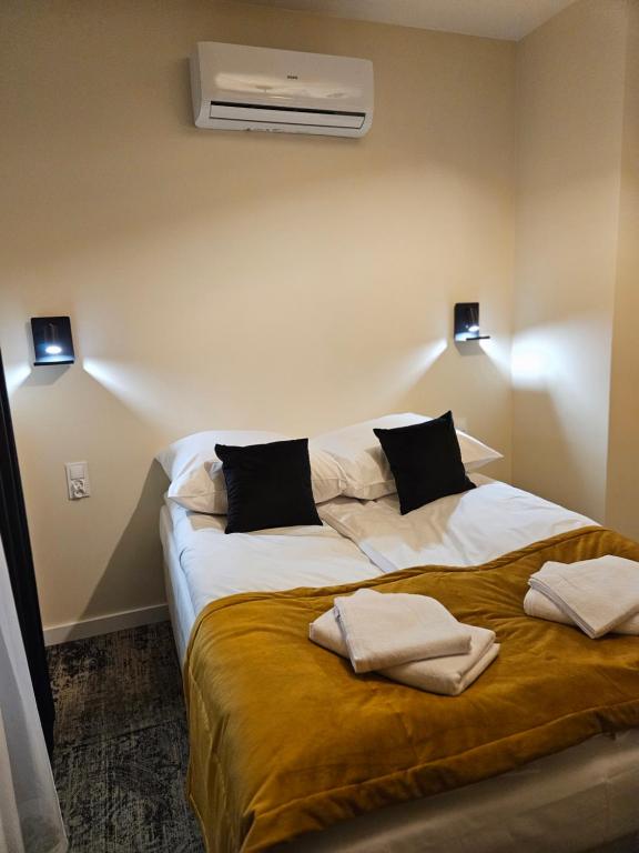 Postel nebo postele na pokoji v ubytování ApartHotel Centrum - parking free
