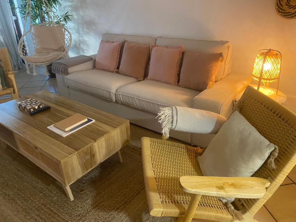 een woonkamer met een bank en een salontafel bij Casa do Zimbro in Troia