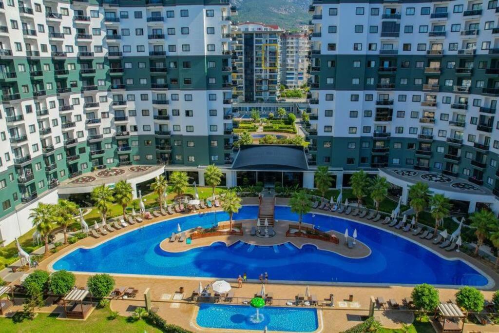 uma vista aérea de uma grande piscina com edifícios em Serenity SPA ALL-IN apartment Luxury resort private beach em Alanya