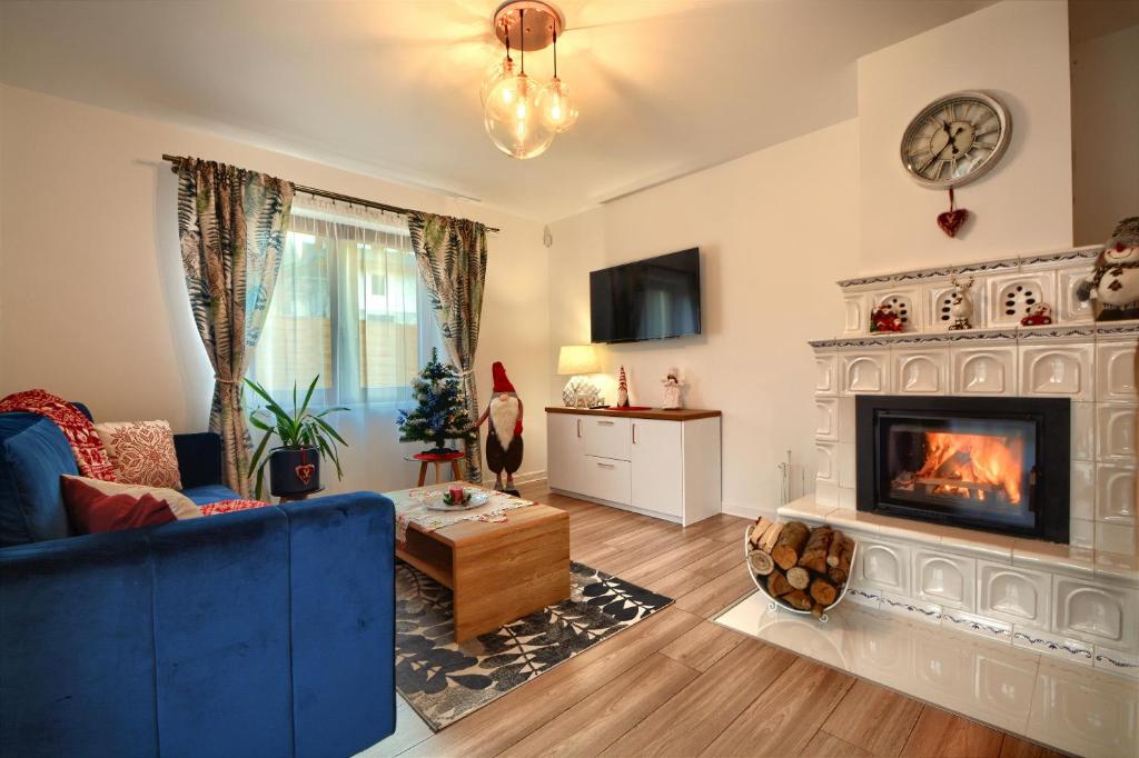Televízia a/alebo spoločenská miestnosť v ubytovaní Dom w Milówce - Apartamenty na Kowolu