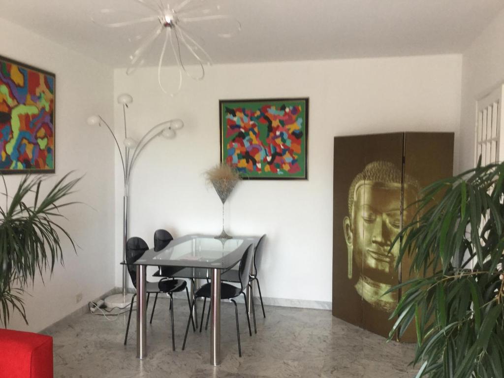 une salle à manger avec une table et une tête sur le mur dans l'établissement Les Argonautes, à Villeneuve-Loubet