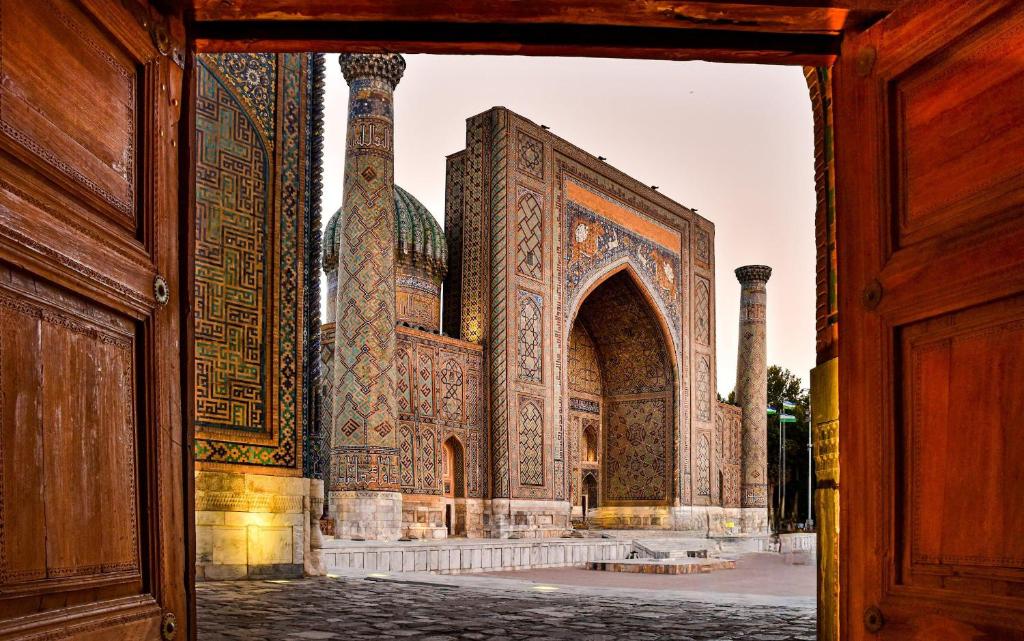 een open deur naar een gebouw met een moskee bij Istirohat guest house in Samarkand