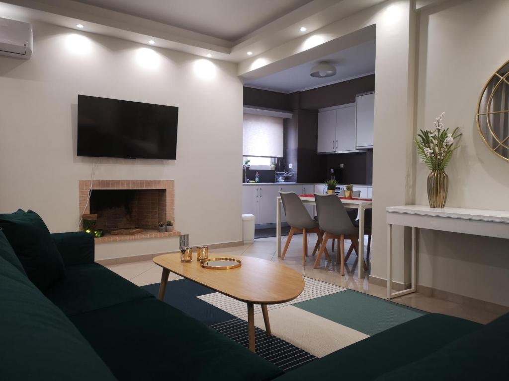 sala de estar con sofá y mesa en Athenian Luxury apartment, near metro station Chalandri, Nu 1, en Atenas