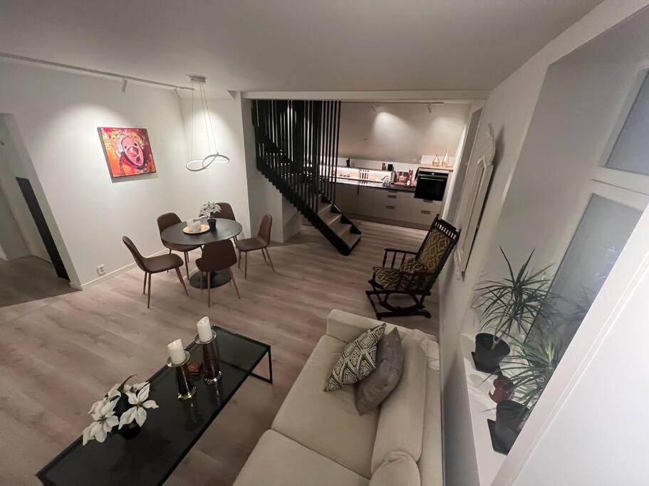 特罗姆瑟I hjertet av Nordens Paris.的客厅里有一张沙发和一张桌子。