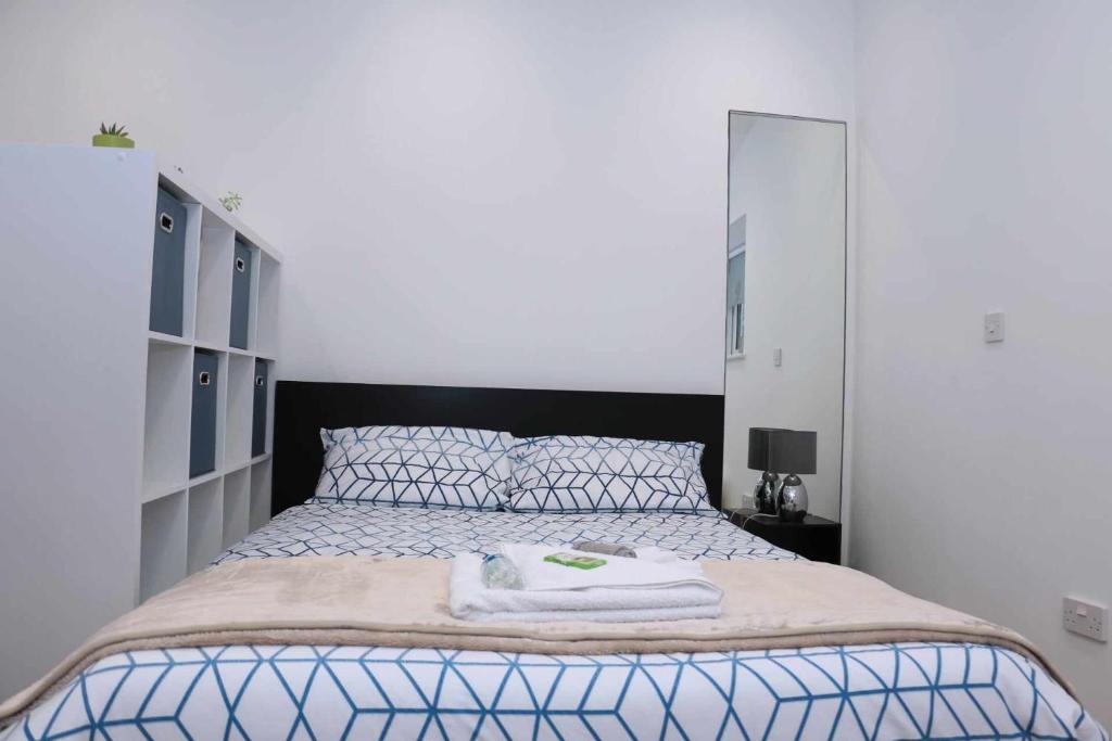 um quarto com uma cama com toalhas em Suffolk Cosy Corner with free parking, 10min walking to town centre em Bury Saint Edmunds