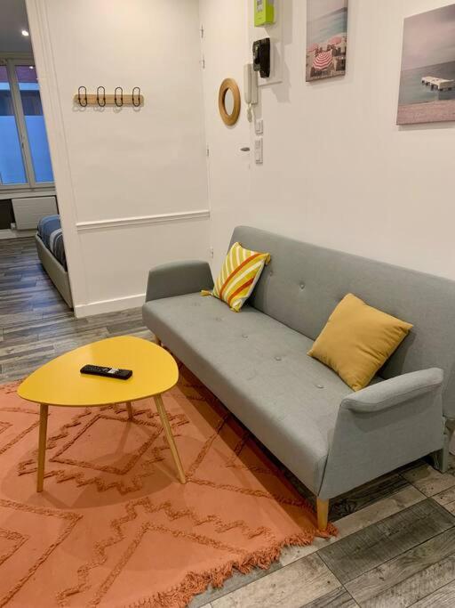 un salon avec un canapé et une table dans l'établissement Le Havre 2 Paix, au Havre