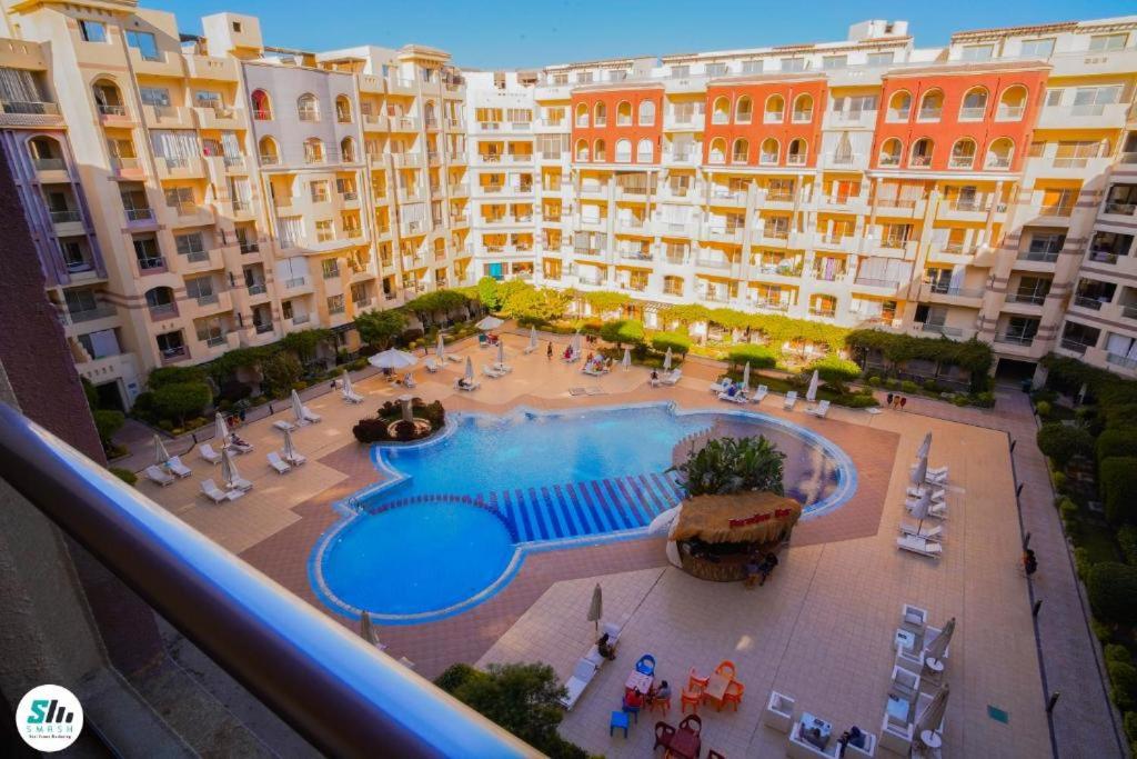 an overhead view of a swimming pool in front of a building at منتجع فلورانزا 50 in Hurghada