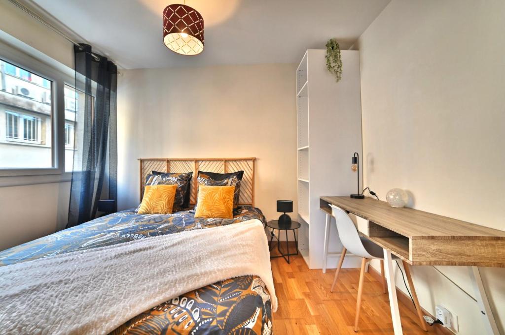 Schlafzimmer mit einem Bett, einem Schreibtisch und einem Fenster in der Unterkunft Dolce Vita - Hypercentre - TV 4K - Fibre - Netflix in Saintes